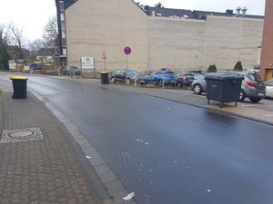 Mülltonnen auf Gehweg